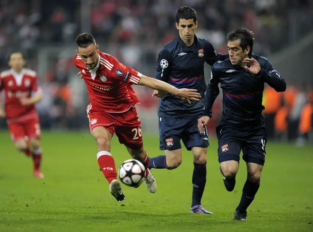 包含广东宏远训练开放日，训练课后临场应变引观众欢呼，法甲在即，赛程密集仍需轮换的词条