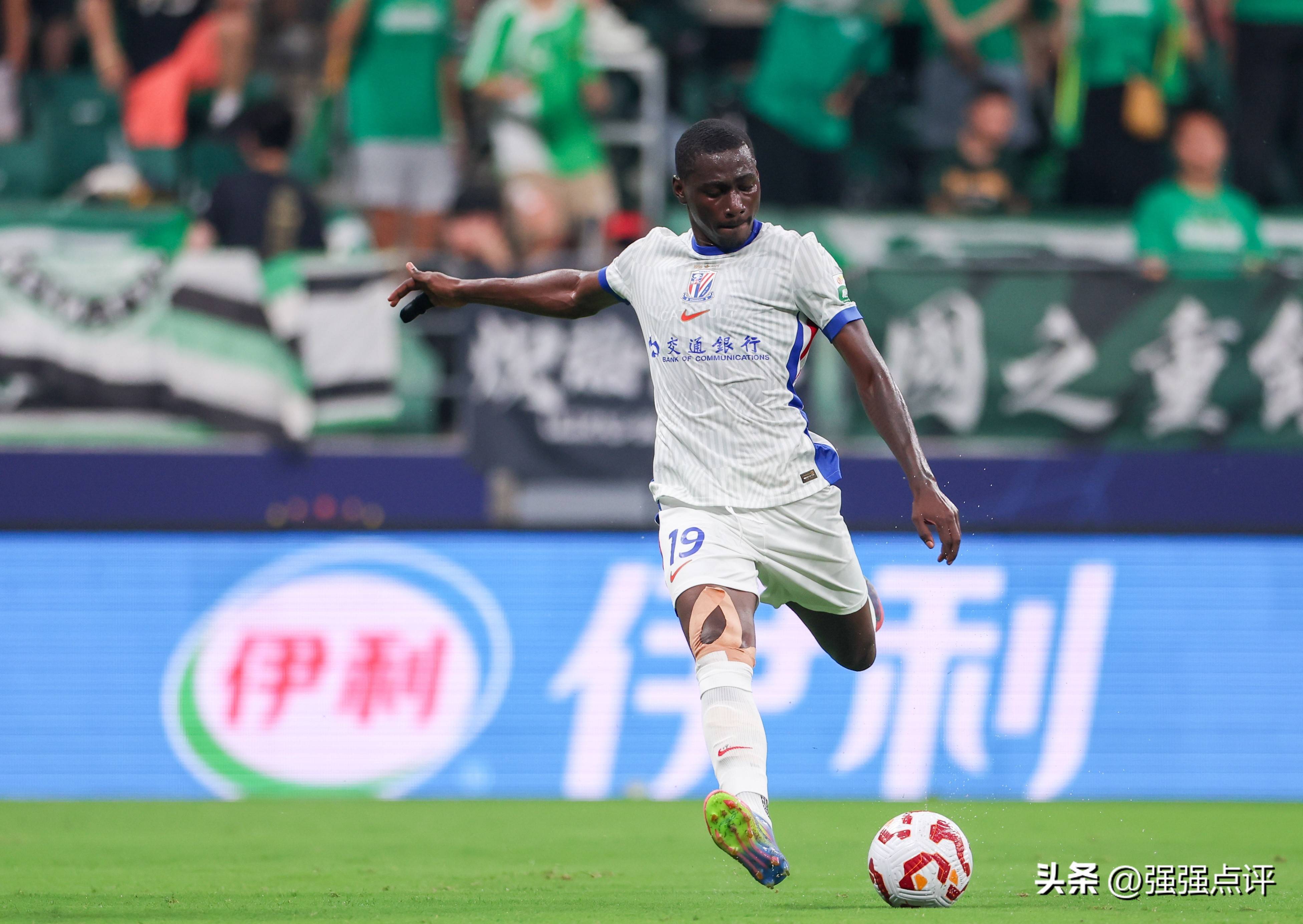 关于上海申花训练开放日；赛前官宣签约引欢呼；英超在即；训练强度明显提升的信息